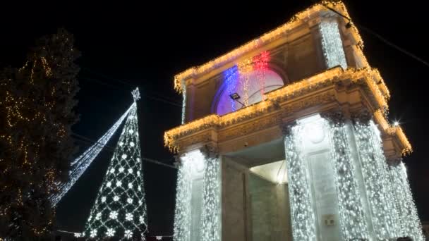 Chisinau Moldova 12月 2021 クリスマスの装飾とチシナウ市内中心部の動きのタイムラプス モルドバ — ストック動画