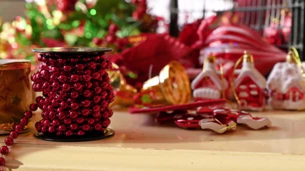 Dicht Zicht Kerstversiering Een Tafel — Stockvideo