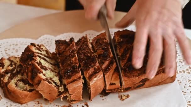 Eine Frau Schneidet Ein Gebackenes Brötchen Mit Füllung Auf Einem — Stockvideo