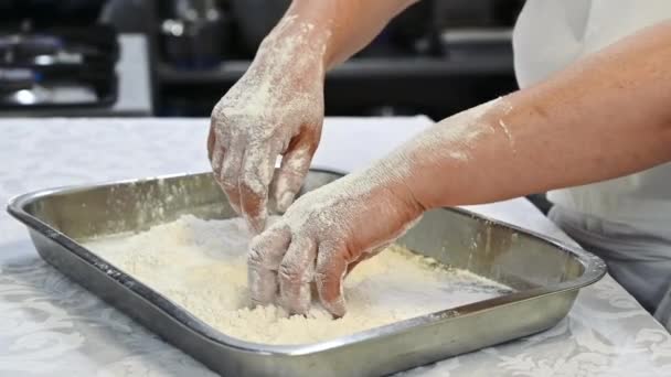 Cook Täcker Hennes Händer Med Vetemjöl Långsamma Rörelser — Stockvideo