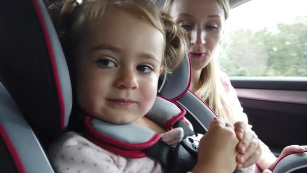 Boston Usa 2019年9月 引越し中の車の後ろに小さな娘の椅子を持つ若いブロンドの女性 スローモーション — ストック動画