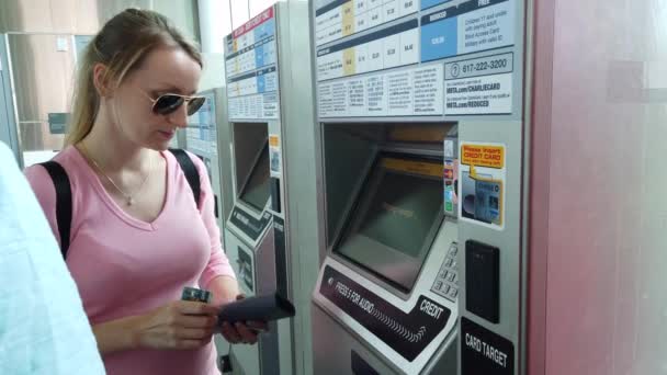 Boston Eua Setembro 2019 Uma Mulher Loira Comprando Bilhete Para — Vídeo de Stock