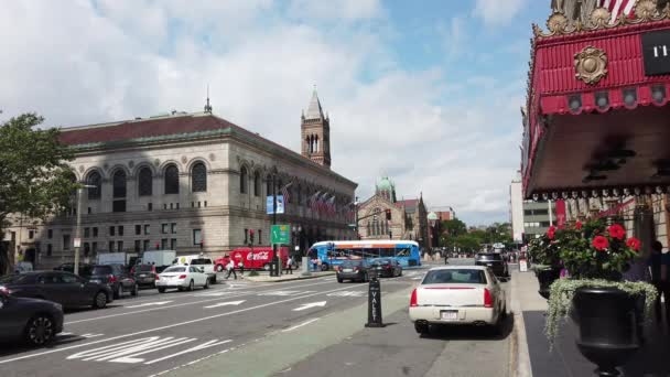 Boston Usa 2019年9月 ダウンタウンの街並み 公共図書館 旧南教会 車で道路 歩行者 スローモーション — ストック動画