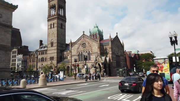 美国波士顿 2019年9月 市中心的街道景观 古老的南方教堂 有车的道路 步行的人 慢动作 — 图库视频影像