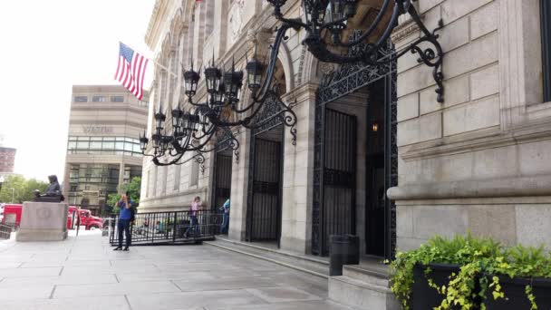 Boston Usa September 2019 Streetscape Downtown Public Library Entrance People — Stock Video