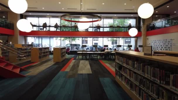Boston Usa 2019年9月 忙しい人々と公共図書館のインテリア スローモーション — ストック動画