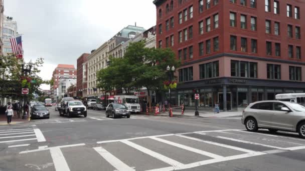 Boston Сша September 2019 Streetscape Middle Вулиця Сучасними Старими Будинками — стокове відео