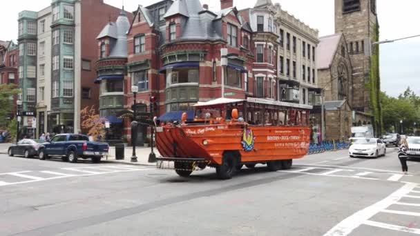 美国波士顿 2019年9月 市中心的街道景观 街道上有传统风格的建筑物 道路上有汽车 步行的人 慢动作 — 图库视频影像