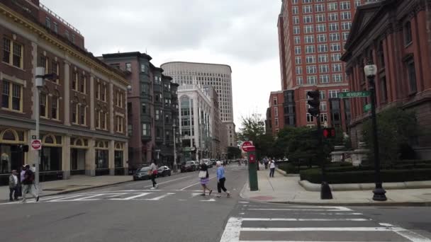 Boston Сша September 2019 Streetscape Middle Вулиці Будинками Зробленими Традиційних — стокове відео