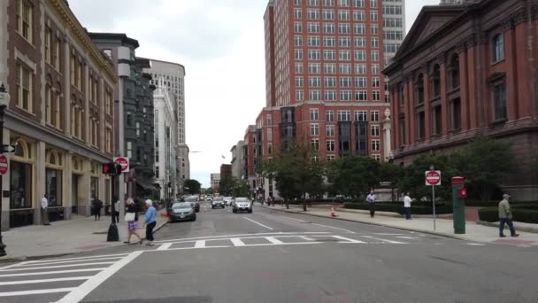 美国波士顿 2019年9月 市中心的街道景观 街道上有传统和现代风格的建筑物 道路上有汽车 步行的人 慢动作 — 图库视频影像