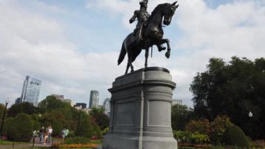 BOSTON, ABD - 2019 EPTEMBER: kamu bahçesinde George Washington 'un heykeli, yemyeşil. Yavaş çekim