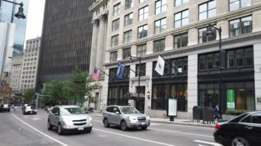 BOSTON, ABD - Eylül 2019: şehir merkezinin sokak manzarası. Geleneksel ve modern tarzı olan binalar, arabalı yollar, yürüyen insanlar, yeşillikler. Yavaş çekim