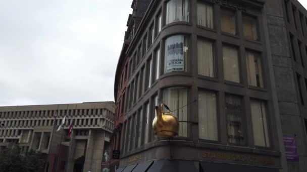 Boston Usa September 2019 Streetscape Downtown Starbucks Teapot Facade City — Stock Video