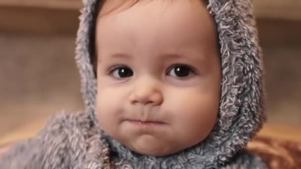Pijamada Yemek Yiyen Kameraya Bakan Bir Çocuğun Yakın Görüntüsü — Stok video