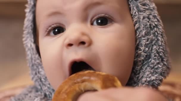 Vista Cerca Niño Comiendo Pijama — Vídeos de Stock