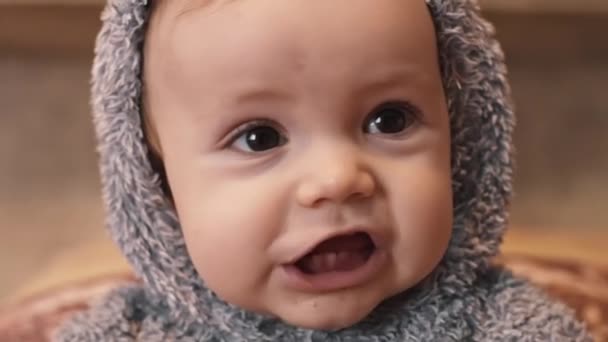 Pijamada Yemek Yiyen Bir Çocuğun Yakın Görüntüsü — Stok video