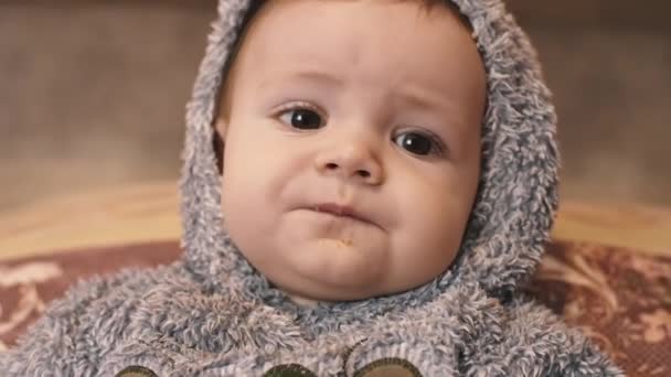 Vista Cercana Niño Comiendo Pijama Mirando Cámara — Vídeos de Stock