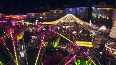 Romanya 'nın Sibiu kentindeki Büyük Meydan' ın insansız hava aracı görüntüsü. Noel için dekore edilmiş eski şehir merkezi. Dönme dolap millet.
