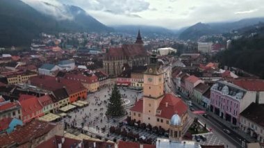 Romanya 'nın Brasov kentindeki Konsey Meydanı' nın insansız hava aracı görüntüsü. Noel için dekore edilmiş eski şehir merkezi. İlçe Tarih Müzesi, binalar, insanlar