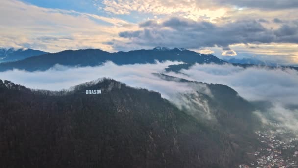 Brasov Znak Szczycie Wzgórza Pobliżu Miasta Gołe Drzewa Niskie Chmury — Wideo stockowe