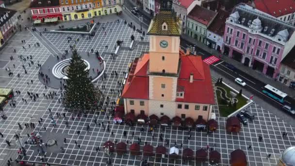 ルーマニアのブラゾフにある評議会広場の空中ドローンビュー クリスマスのために装飾された旧市街中心部 郡歴史博物館 — ストック動画