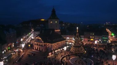 Romanya 'nın Brasov kentindeki Konsey Meydanı' nın hava aracı görüntüsü. Noel için dekore edilmiş eski şehir merkezi. İlçe Tarih Müzesi, binalar, insanlar