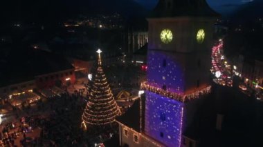 Romanya 'nın Brasov kentindeki Konsey Meydanı' nın hava aracı görüntüsü. Noel için dekore edilmiş eski şehir merkezi. İlçe Tarih Müzesi, binalar, insanlar
