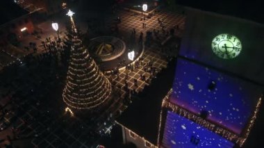 Romanya 'nın Brasov kentindeki Konsey Meydanı' nın hava aracı görüntüsü. Noel için dekore edilmiş eski şehir merkezi. İlçe Tarih Müzesi, binalar, insanlar