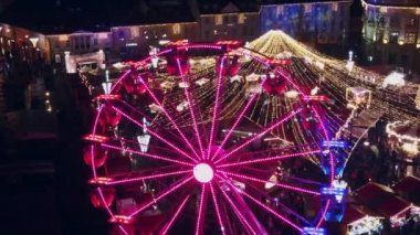 BRASOV, ROMANIA - Aralık 2021: Romanya 'nın Sibiu kentindeki Büyük Meydan' ın hava aracı görüntüsü. Noel için dekore edilmiş eski şehir merkezi. Dönme dolap millet.