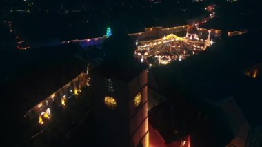 SIBIU, ROMANIA - 2021 ARALIK: Romanya 'nın Sibiu kentindeki Büyük Meydan' ın hava aracı görüntüsü. Noel için dekore edilmiş eski şehir merkezi. Dönme dolap, buz pateni pisti, çan kulesi, insanlar