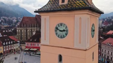 BRASOV, ROMANIA - Aralık 2021 Konsey Meydanı 'nın insansız hava aracı görüntüsü. Noel için dekore edilmiş eski şehir merkezi. İlçe Tarih Müzesi, Kara Kilise, insanlar