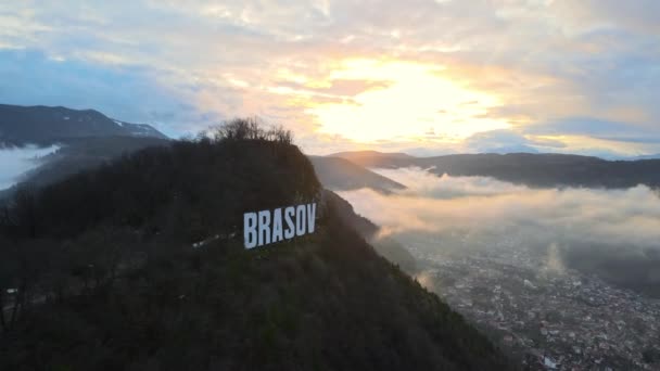 Brasov Znak Szczycie Wzgórza Pobliżu Miasta Gołe Drzewa Niskie Chmury — Wideo stockowe