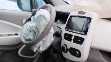 Ön çarpma sırasında çarpan elektrikli arabanın içi. Güvenlik fikri.