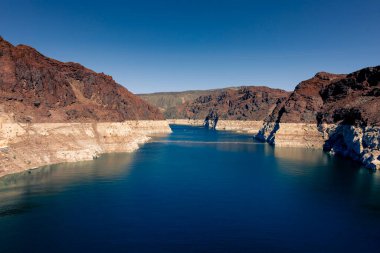 Colorado nehri Hoover Barajı yakınında, Nevada, ABD 'deki kızıl kayalıklar etrafında.