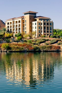 Nevada, ABD 'de binaları ve gölü olan bir şehir manzarası