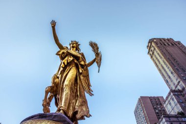 New York 'taki General William Tecumseh Sherman Anıtı, ABD. Arka planda gökdelenler