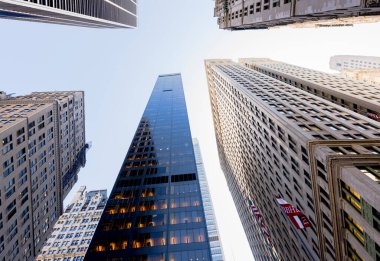 New York şehir merkezi, ABD. Gökdelenler eski ve modern tarzlarda yapılmıştır.