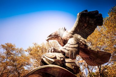 Battery Park, New York, ABD 'deki East Coast Memorial' daki Bronz Kartal Anıtı