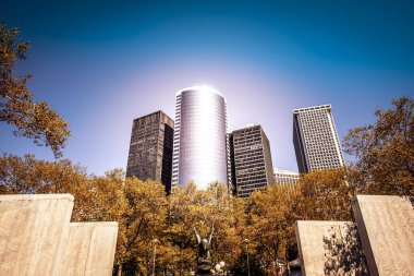 Battery Park 'taki Doğu Yakası Anıtı' nda Bronz Kartal Anıtı, arka planda gökdelenler, New York, ABD