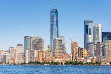 New York, ABD 'deki bir feribottan Manhattan şehri manzarası. Şehir merkezinde çok sayıda gökdelen, su.