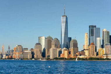Liberty Island, ABD 'den New York şehri manzarası. Manhattan, birden fazla gökdelen, yüzen yatlar.