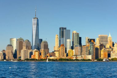 Liberty Island, ABD 'den New York şehri manzarası. Manhattan, birden fazla gökdelen, yüzen yatlar.