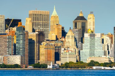 Liberty Island, ABD 'den New York şehri manzarası. Manhattan, birden fazla gökdelen