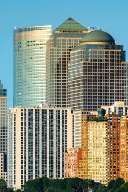 Feribot, ABD 'den New York şehri manzarası. Manhattan, birden fazla gökdelen