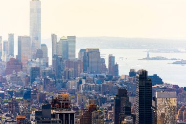 New York şehir merkezine ABD 'nin bakış açısından bak. Çoklu gökdelenler, Dünya Ticaret Merkezi ve Uzakta Özgürlük Heykeli