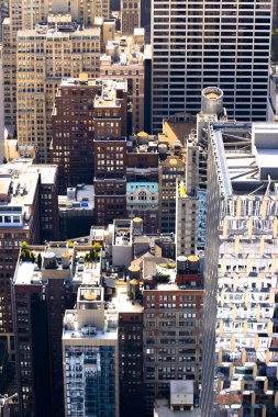 New York şehir merkezine ABD 'nin bakış açısından bak. Birden fazla gökdelen, çatı ve cephe