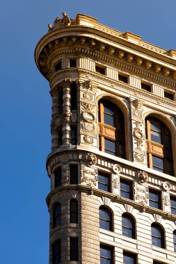 New York şehir merkezindeki Flatiron Binası cephesinin yakın görüntüsü, ABD