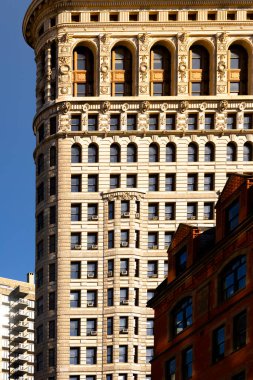 New York şehir merkezindeki Flatiron Binası cephesinin yakın görüntüsü, ABD