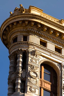 New York şehir merkezindeki Flatiron Binası cephesinin yakın görüntüsü, ABD