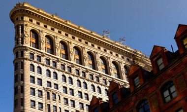 New York şehir merkezindeki Flatiron Binası cephesinin yakın görüntüsü, ABD